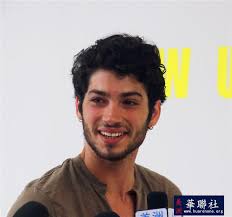 新宇舞蹈学院乔迁圣盖博市古巴芭蕾舞首席演员到场祝贺并指导授课| 美洲华联社