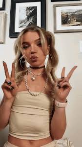 A little sfw stroke to bougie bb? Leaves a little more to the imagination :  rGOONED