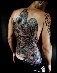 Grand tatouage au dos avec masque hannya et fleurs de cerisier. 130 Tatouages De Dragon Meilleurs Dessins Et Signification