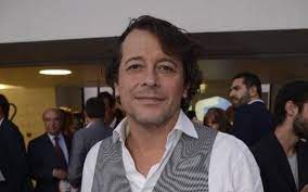 Cursou formação de actores na escola profissional de teatro de cascais e estagiou, sob a direcção de carlos avilez no teatro experimental de cascais onde integrou o elenco das peças o pranto e as. Antonio Pedro Cerdeira Surpreendido Pelo Elenco De A Serra Em Pleno Aniversario Vip Pt