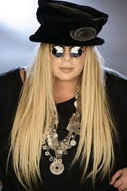 Please help to translate her şey seninle güzel artist: Zerrin Ozer Eridi