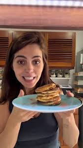 ✨ Panqueca doce, saudável e deliciosa! 😍, Feita com ingredientes simples e  funcionais — perfeita para um café da manhã equilibrado ou uma sobremesa  sem culpa 🍯💪, Essa combinação de iogurte, aveia e ...