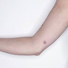 Suntattoo Symboltattoos Sunandmoon Tattoo Muster Tattoo Ideen Tattoo Platzierung Winzige Tattoos