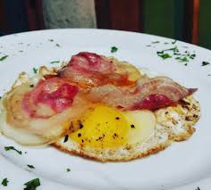 Segui la video ricetta, spiegazione dettagliata, lista ingredienti, materiale occorrente, proprietà nutrizionali, foto e tanto altro. Uova All Occhio Di Bue Con Pancetta Bild Von Bar Trattoria Il Platano Ricengo Tripadvisor