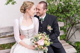 Hochzeit In Tracht Im Standesamt Geretsried Bei Starnberg Hochzeit Standesamtliche Hochzeit Kleid Hochzeit