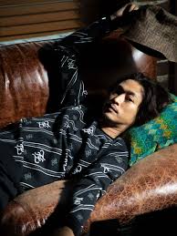 重臨幕前的窪塚洋介，今年不斷成為日本時尚雜誌封面焦點，近日出鏡 mcm「made to move」系列造型特輯，紀錄了他在香港街頭、酒吧、唱片店的遊歷旅程。 在影片中，窪塚洋介論述自己從 dj 中學習到 hip hop 與文化知識，從而發展出自我的穿搭風格. ãƒ•ã‚§ãƒ³ãƒ‡ã‚£ ãŒçªªå¡šæ´‹ä»‹ã¨ææ¡ˆã™ã‚‹ æ¥½ã—ã‚€ãƒ•ã‚©ãƒ¼ãƒžãƒ« ä¼Šå‹¢ä¸¹ãƒ¡ãƒ³ã‚ºã§ãƒãƒƒãƒ—ã‚¢ãƒƒãƒ—é–‹å‚¬ Wwdjapan