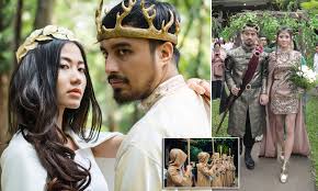 Sammlung von magda schmid • zuletzt aktualisiert: Couple Splash Out 10 000 On Game Of Thrones Wedding Daily Mail Online