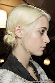 I capelli si estendono verso l'alto nella parte anteriore, coprono l'orecchio e si . La Crocchia