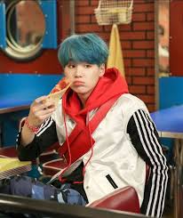Suga Love Yourself Her E Version Also Yoongi Eating Pizza Is So Cute Like Bangtan Makes Eating Look So Beautiful While Im Here Suga Fotos Do Suga Min Yoongi