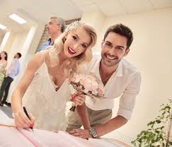 Andreea bălan a decis să nu respecte tradiția de a fi condusă la altar de către tatăl ei, săndel bălan, care nu a fost invitat la nuntă. Andreea Balan S A Maritat Ce Vedete I Au Fost Nasi Adpm