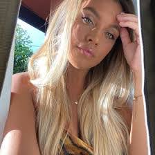 Jennifer Hesketh's Instagram, Twitter & Facebook