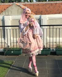 Omg, harga outfit uya kuya bikin geleng kepala. Bak Berbie Berhijab Astrid Kuya Bergaya Lolita Harajuku Style Hijab Dream Co Id
