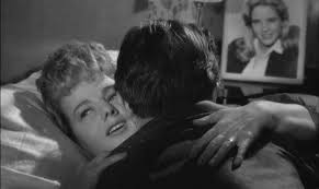 A life in pictures goes through each one of his movies and talks to various participants about their memories of working with kubrick. La Vie Est Une Succession De Gags Un Monde Autour De Stanley Kubrick