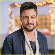 Tyler Hynes Missed His Flight While Going To Film Hallmark's 'Three Wise  Men & A Baby'