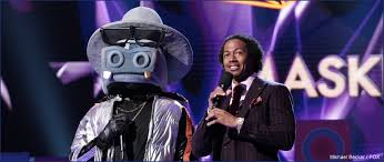 Bei the masked singer treten zehn stars aus allen lebensbereichen in aufwändigen, überdimensionalen kostümen auf, die sie komplett verhüllen. The Masked Singer Premieres With Antonio Brown Unmasked As First Eliminated Celebrity