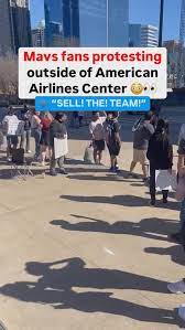 Mavs fans are not happy 😅 (via Jake Riepma 105.3 The Fan) #nba #dallas  #mavericks #luka #basketball • • Repost @bleacherreport Follow  @thejellosjigglin 💜💛 • • • #mavs #mavsnation #mavericks #lebronjames  #kingjames #