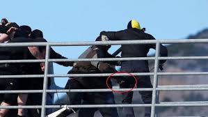 Ο «κιτρινόμαυρος» οπαδός ξυλοκοπήθηκε ανελέητα από τους οπαδούς του δικεφάλου του βορρά σε σημείο που τον άφησαν αναίσθητο! Kare Kare H Epi8esh Me Maxairi Stis Sygkroyseis Opadwn Toy Paok Kai Ths Aek Ti Les Twra