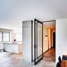 Inspiration Porte Vitree Cadre Acier Sur Pivot Un Certain Charme Non Fabrication Sur Mesure Et P Portes Pivotantes Portes Vitrees Interieures Porte Vitree