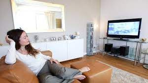 Waren es vor 5 jahren noch 50, 55 oder 60 zoll, die diese lohnen sich vor allem für große räume, in denen du weit von deinem tv entfernt sitzt und von natur aus keinen unterschied zwischen der. Uhd Und Full Hd Sitzabstand Vom Fernseher Hangt Auch Von Auflosung Ab