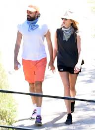 Select from premium robbie arnett of the highest quality. Elizabeth Olsen Und Verlobten Robbie Arnett Sind Hand In Hand Auf Einer Einsamen Los Angeles Wanderweg Aktuelle Boulevard Nachrichten Und Fotogalerien Zu Stars Sternchen