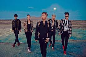 G dragon posa para la revista vogue korea para su 20 aniversario, en la edicion del mes de agosto, en el cual la sesión de fotos fue realizada por el famosisimo diseñador karl lagerfeld. G Dragon Shares Bigbang Ot5 Photo On Instagram Ulzzang Style