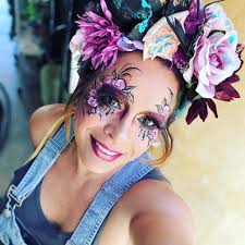 Hi folks just did my eye tutorial for Dave Bristow at the airbrush art  school.. Please take time to check out his online course.. If you have the  time or inclination to