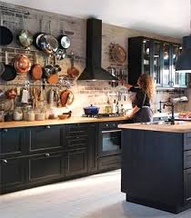 Les façades bois qui offrent un effet de miroir avec les façades noires. Cuisine Noir Et Bois Ikea