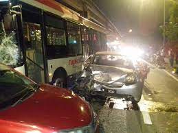 Bas rapid kl rempuh kereta. Video 4 Cedera 7 Buah Kereta Dirempuh Bas Rapid Kl Di Lebuhraya Mrr2