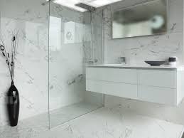 Pour agrandir une petite salle de bains sombre et l'illuminer, pensez aux miroirs ! La Beaute De La Matiere Salle De Bain Classique Chic 94