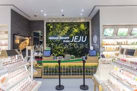 Innisfree Tampines Mall Singapore Our Green Wall Can Be Seen In The Innisfree Stores Not Only In Singapore Bu Living Green Wall Green Wall Retail Design