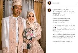 Mereka tampak menyambut tamu undangan yang mengucapkan selamat. Istri Uas Dipuji Mirip Bidadari Surga Saat Resepsi Sikap Asli Terungkap Matamata Com