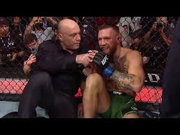 El diamante poirier lo hace con más calma y camina lento para acercarse al centro de la arena. Infykhgwumpbdm