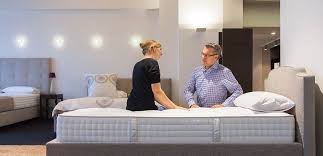 In unserem matratzen fachgeschäft in lübeck helfen ihnen zertifizierte schlafberater, die perfekte matratze optimal auf ihre bedürfnisse abgestimmt zu finden.jeder körper ist unterschiedlich und bedarf einer individuellen matratze, um im schlaf entlastet zu werden. Beratung Und Matratzen Test Kostenlos Nachtmanufaktur