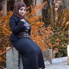 Arabisches mädchen in lässiger kleidung in der nähe eines fensters. Pin On Arabic Hijab Fashion Girls