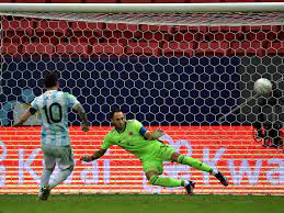 El '10' del barcelona lo intentó de todas maneras pero bravo estuvo imperial. Lionel Messi Argentina Through To Copa America Final With Win On Penalties Over Colombia Barca Blaugranes