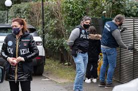 «conosci qualcuno che possa fare del male a mia moglie?». Cw6iwlr 1xgbwm