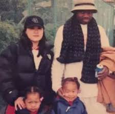 上の動画でかわいらしい仕草をしているのが大坂なおみさんの母親、環(たまき)さんです。 輪郭がよく似ていますね。 お母様の環さんは北海道の根室出身です。 そして北国出身ということもあってか、昔はなんとスピードスケートの選手でした！ 両親ともにスポーツ選手とは、さすが大坂なおみ選手のご両親です。 先ほど、ご両親は大阪の英会話教室で出会ったという話をしましたが、もちろん、大坂なおみさんは大阪で生まれているわけで、大阪出身ということになります。 ただ、お母様は根室出身ですので、大坂なおみさんはたまたま大阪で生まれただけ！ 出身地も大阪になったのは全くの偶然だったんですね！ 名前と出身地が一致していたので、てっきり何らかの関連があるのかと思いましたが、何もないようです。 ちなみに環さんのお父様、大坂なおみさんの祖父は根室漁協の組合長！ ↓の画像に映っているのが祖父の大坂鉄夫さんです。 背景には豪華な日本庭園が広がっています。 組合長だけあって裕福な方なのでしょうか？ やっぱりなんかすごいファミリーですね笑 母親の環さんは栄養学や健康のことを猛勉強し、食事や体の管理の面で現在も大坂選手を支えています。 ところで、お姉さんのまりさんはどんな方なのでしょうか？ 以下で詳しく見ていきましょう。 å¤§å‚ãªãŠã¿ä¸¡è¦ªã®å›½ç±ã¯ çˆ¶è¦ªã¯ãƒã‚¤ãƒç³»ã‚¢ãƒ¡ãƒªã‚«äººã§æ¯è¦ªã¯æ—¥æœ¬äºº Sunã¨ã‚‰ã®ã™ã'