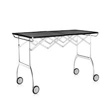 Table roulante pour transporter l'apéritif, desservir la table, emmener dans le jardin etc en fait c'est vraiment le petit meuble d'appoint dont on se sert tous les jours à multiples occasions. Table Roulante Battista Kartell Silvera Eshop
