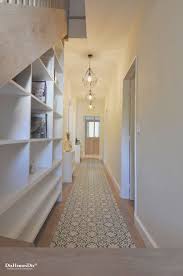 Couloir De La Maison Comprenant De Nombreux Rangements Dont Une Bibliotheque Sur Mesure Et Une Grande L Carrelage Couloir Entree Maison Architecture Interieure
