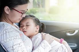 Kalau kapan anak dibawa ke dokter saat demam, pertama kalau di anak usianya di bawah tiga apakah ada semacam benjolan atau tidak. Si Kecil Demam Saat Pulang Mudik Ibu Perlu Lakukan 4 Hal Ini