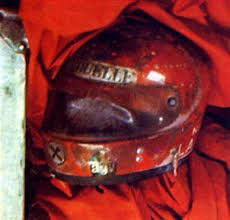 Austrian formula one racer niki lauda being admitted to the burns unit of a hospital after he crashed his ferrari on the nürburgring on august 1, 1976. Niki Lauda S Helmet After His Crash At The Nurburgring In 1976 Auto Da Corsa Pilot Auto