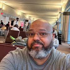 Day Three of @winnipegcomiccon is done but it was another really fun day.  These two Michael Myers met randomly in front of my table and Big Michael  tidied Little Michael up for