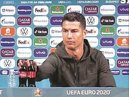 Cristiano ronaldo ka dëshirë të shënojë gola dhe të provokojë po ashtu. Cristiano Ronaldo S Coke Snub Kicks Off Meme Fest Brands Seize The Moment Business Standard News