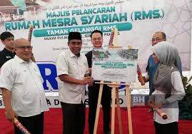 Keunikan rumah tradisional pahang dibina tanpa menggunakan walaupun sebatang paku, apabila reka bentuk yang lebih terbuka iaitu kehadiran tingkap yang banyak, beranda dan tiang itu sendiri memberi lagu negeri pahang. Pahang Bina Rumah Mesra Syariah