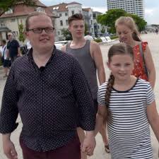 Das gaben ihre geschwister bei facebook bekannt. Ein Sommer Mit Der Kelly Family Kathy Kelly War Angelo Kellys Ersatzmutter Gala De