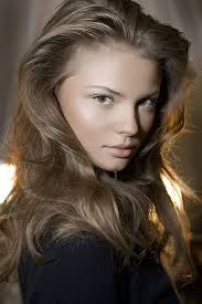 Le blond foncé cendré est-il fait pour moi ?