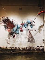 Modern And Minimal Flower Wall Fashion Event Flowers With Colour And Architecture Modernblooms Fashion Www Si Floral Backdrop Flower Wall Flower Wall Decor
