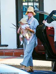 Orlando bloom shares baby daughter daisy dove, 9 months, with katy perry and son flynn, 10 as perry laughs throughout the video, she then turns the camera to face herself, where she smiles. Katy Perry Exclusive Singer 36 Looks Spring Chic As She Takes Daughter Daisy For Errands Run Aktuelle Boulevard Nachrichten Und Fotogalerien Zu Stars Sternchen