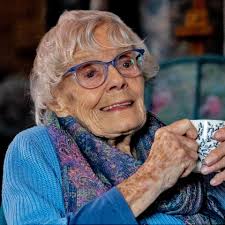 Als 18-jarig meisje legde Paula (97) elke week bloemen op de Castricumse  graven van oorlogsslachtoffers. 'Om de herinneringen levend te houden'