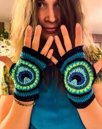 Hi everyone! I'm excited to share that the 𝐀𝐦𝐚𝐧𝐢𝐭𝐚  𝐅𝐢𝐧𝐠𝐞𝐫𝐥𝐞𝐬𝐬 𝐆𝐥𝐨𝐯𝐞𝐬 𝐩𝐚𝐭𝐭𝐞𝐫𝐧 is now available! 🥰 Plus,  there's a 𝐬𝐩𝐞𝐜𝐢𝐚𝐥 𝟑-𝐢𝐧-𝟏 𝐨𝐟𝐟𝐞𝐫 featuring the patterns for  the Peacock, Orange, and Amanita Gloves